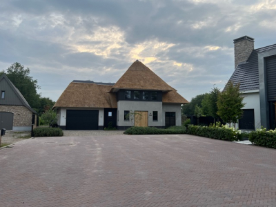 Vrijstaande woning met rieten kap