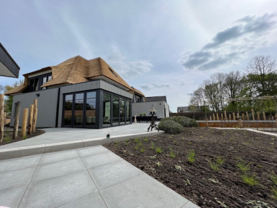 Vrijstaande woning met rieten kap uitbouw