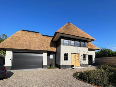 Vrijstaande woning met rieten kap
