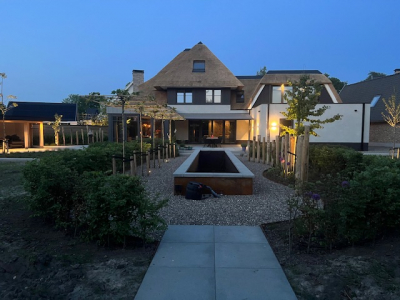 Vrijstaande woning met rieten kap achterkant