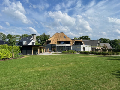 Vrijstaande woning met rieten kap